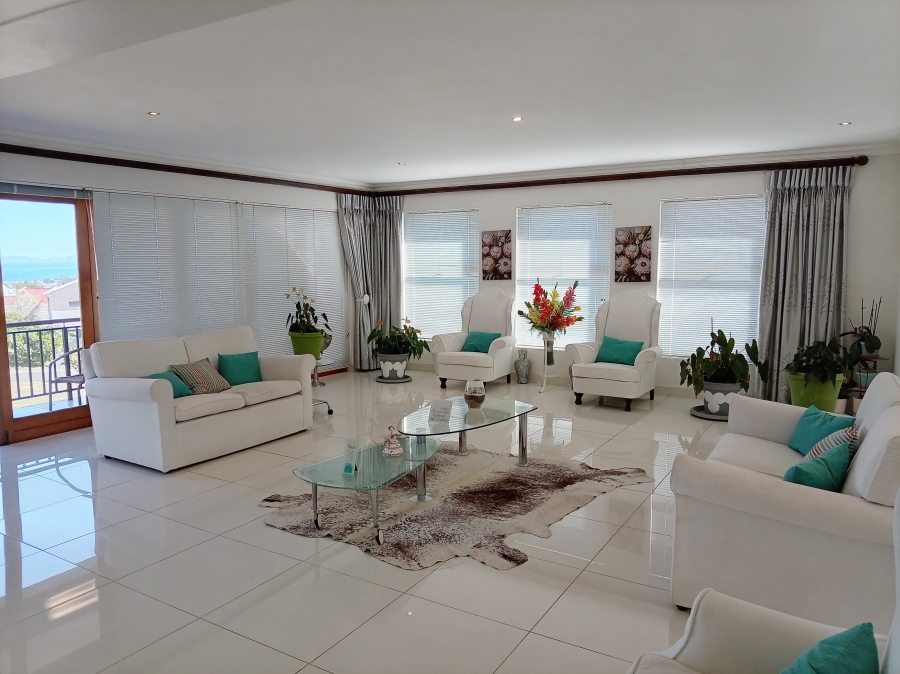 4 Bedroom Property for Sale in Mountainside Western Cape